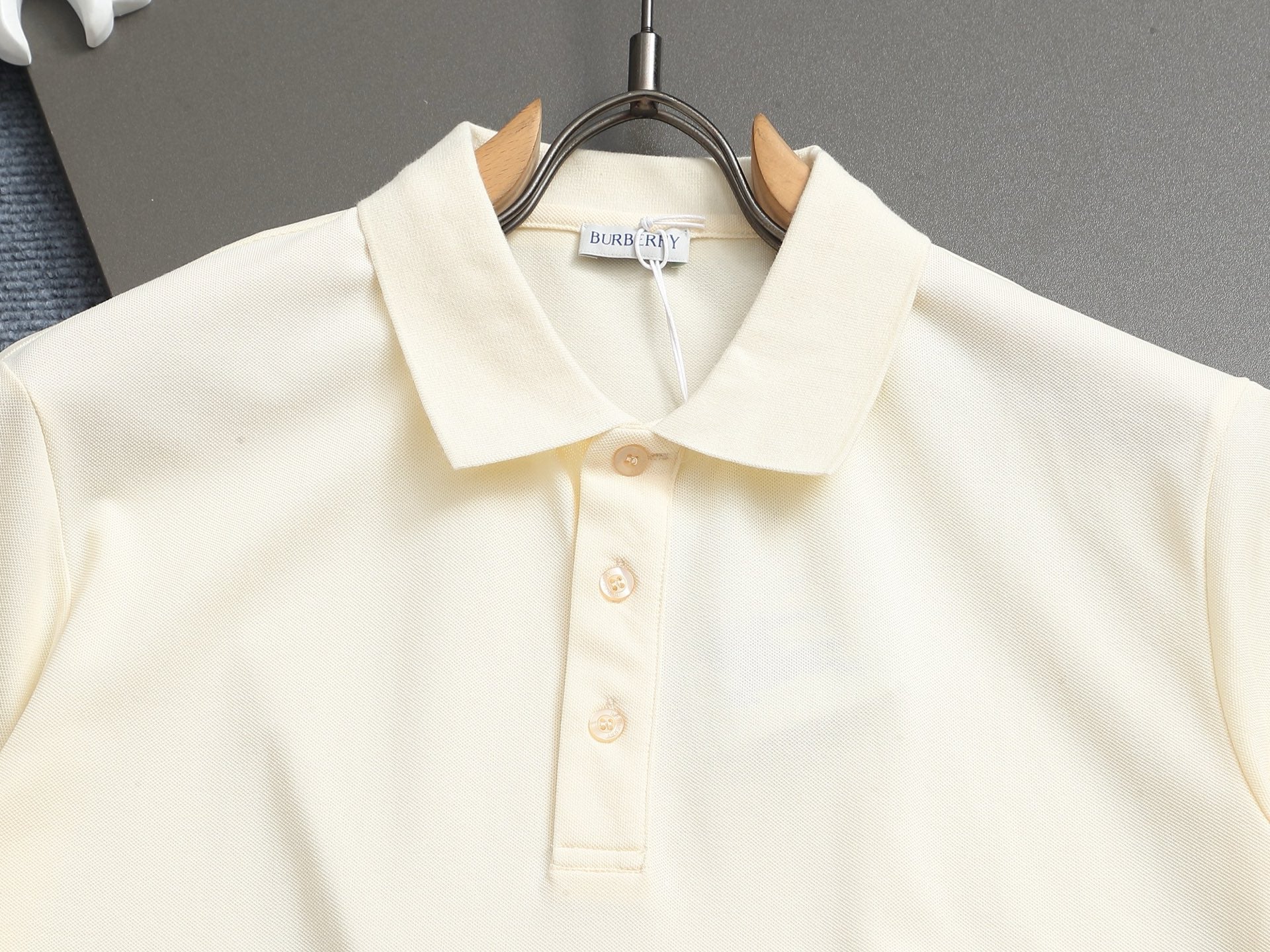 Bu's 2025 features a trendy wide collar and button-down polo shirt