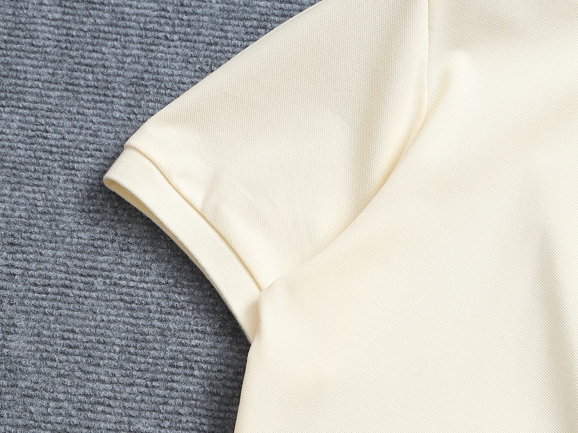 Bu's 2025 features a trendy wide collar and button-down polo shirt