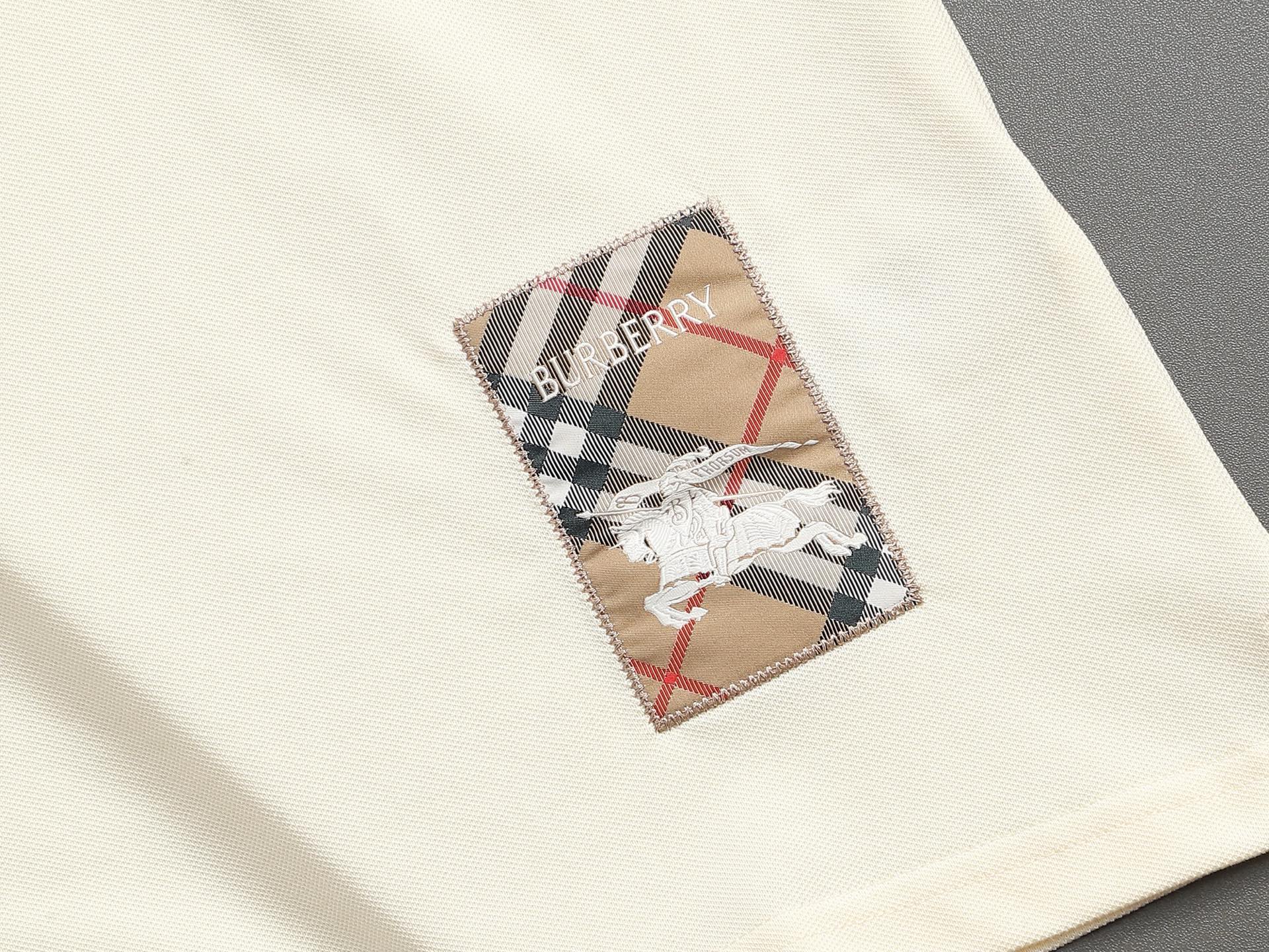 Bu's 2025 features a trendy wide collar and button-down polo shirt