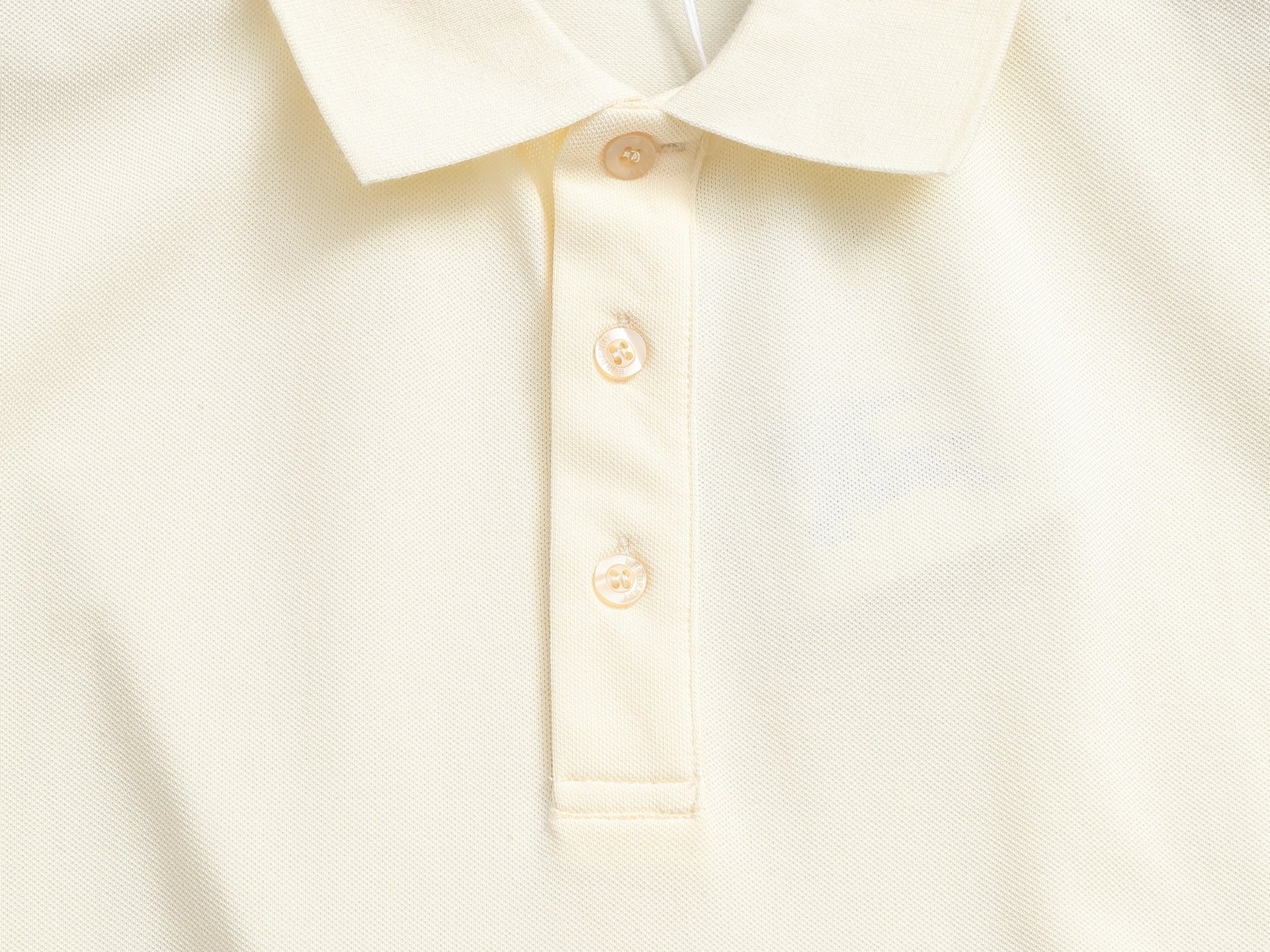 Bu's 2025 features a trendy wide collar and button-down polo shirt