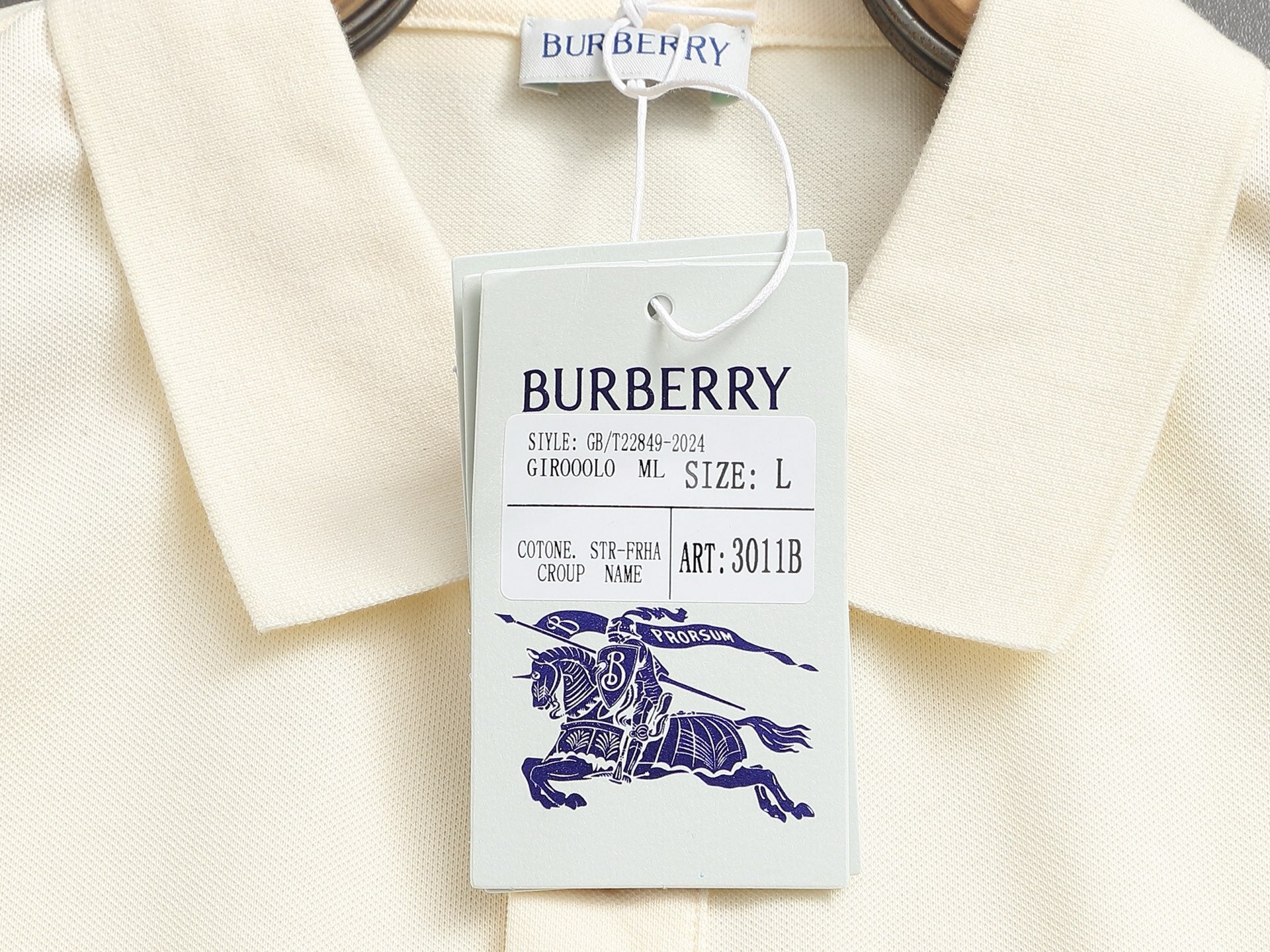Bu's 2025 features a trendy wide collar and button-down polo shirt