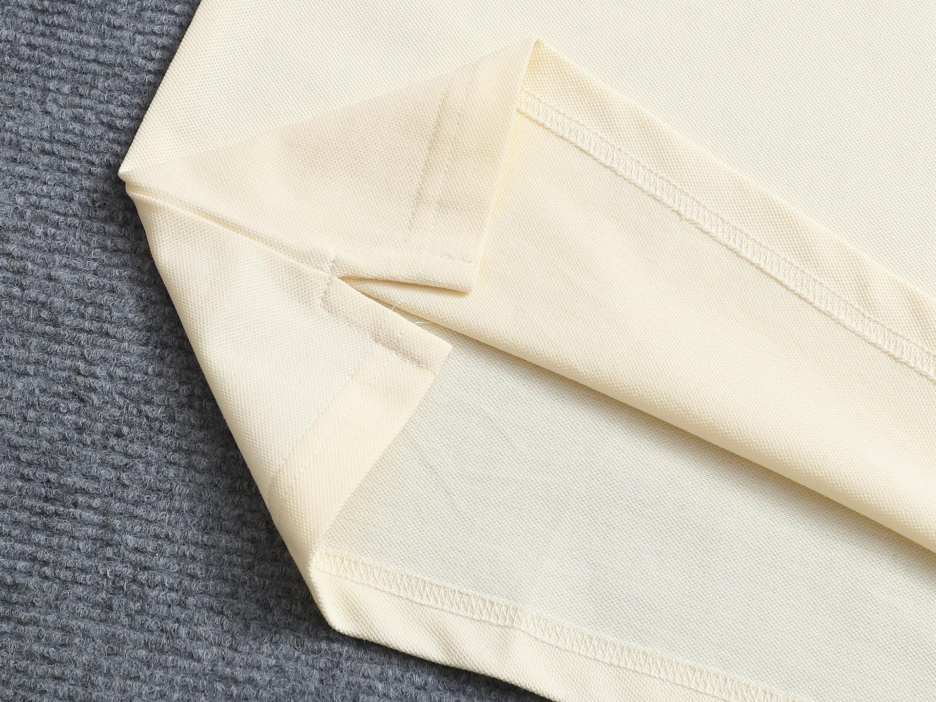 Bu's 2025 features a trendy wide collar and button-down polo shirt