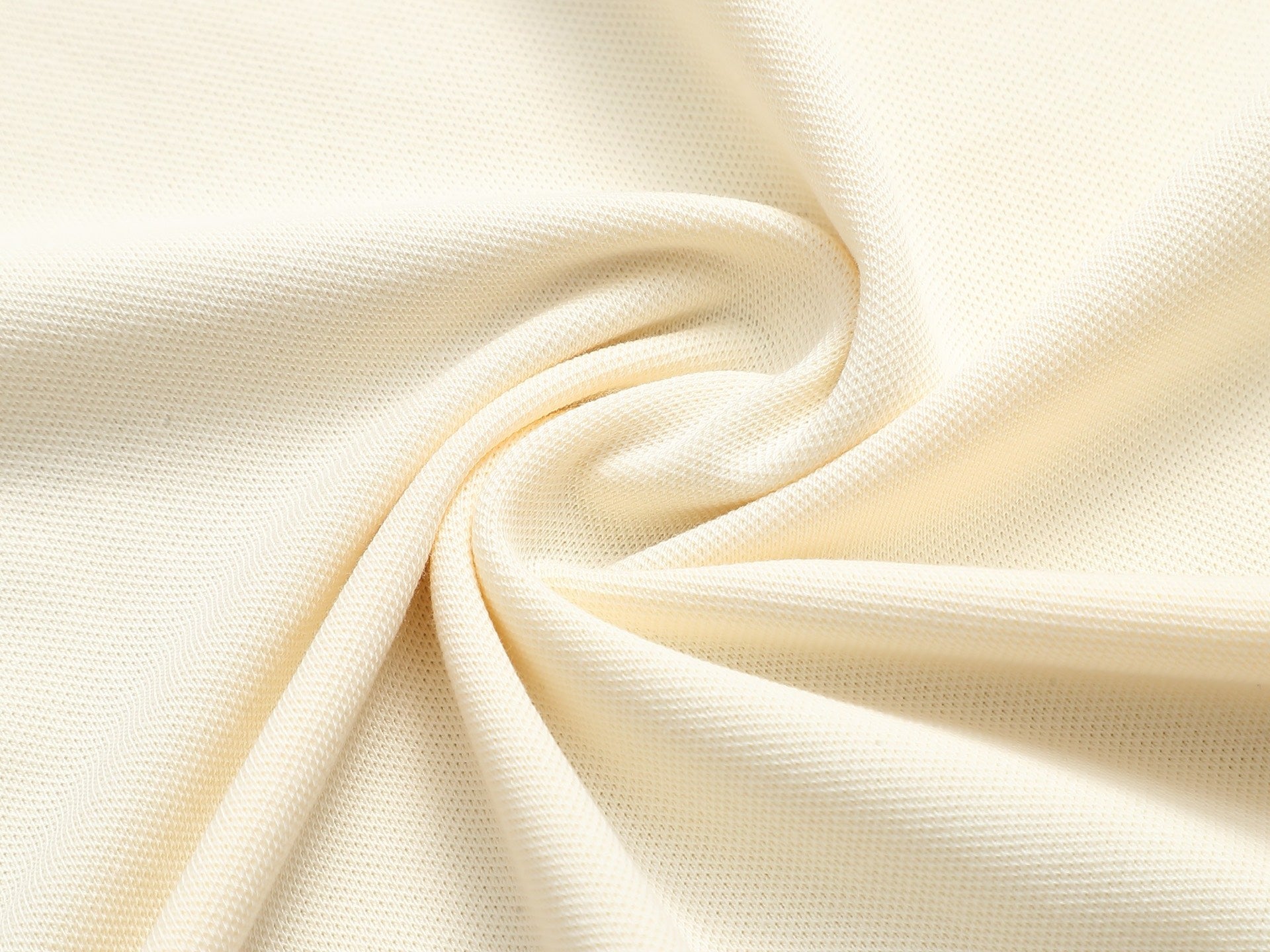 Bu's 2025 features a trendy wide collar and button-down polo shirt