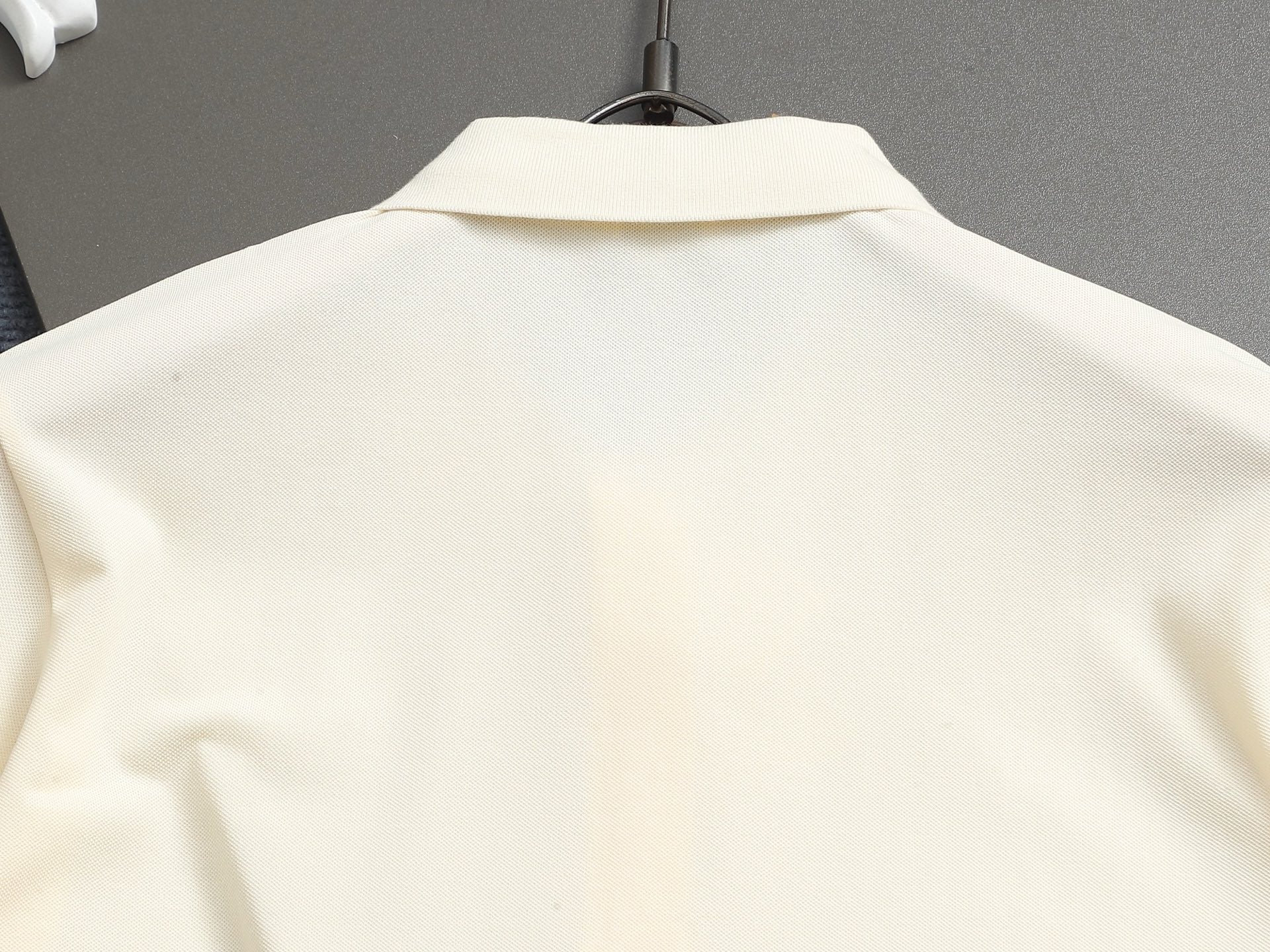 Bu's 2025 features a trendy wide collar and button-down polo shirt